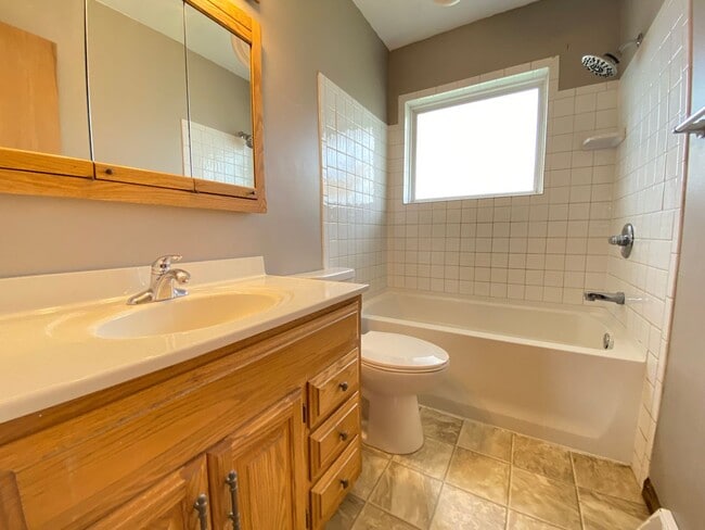 Building Photo - Now leasing for May 2026! Four Bed/One Bath