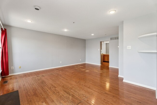 Building Photo - Spacious 3 Bedroom, 2.5 Bath Townhouse in ...
