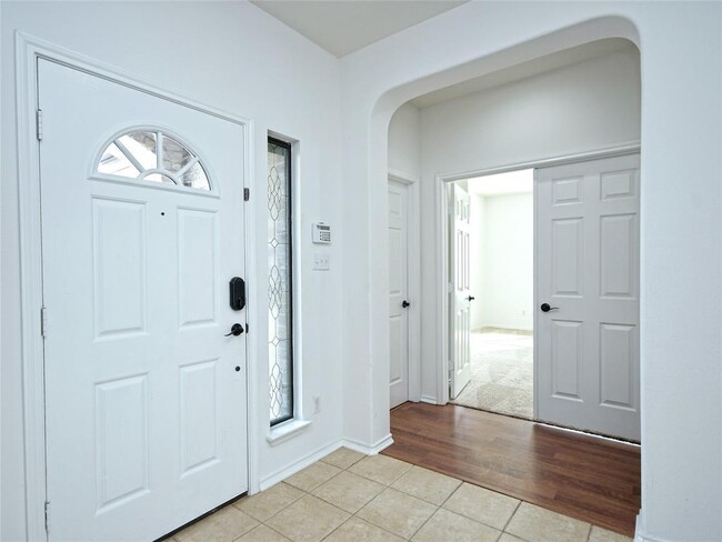 Building Photo - 501 Willow Walk Dr