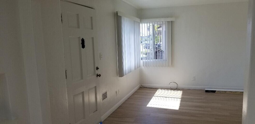 Living Room & Front door - 4440 Utah St