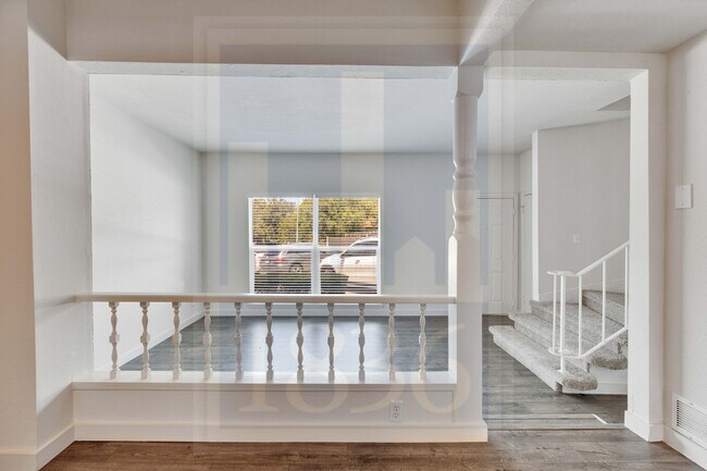 Building Photo - 907 E Oltorf St