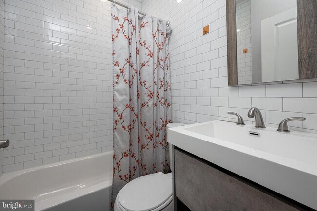 Building Photo - 1443 N Hollywood St