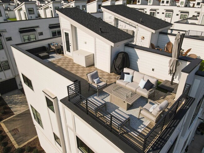 Building Photo - Luxury Living with amazing views!