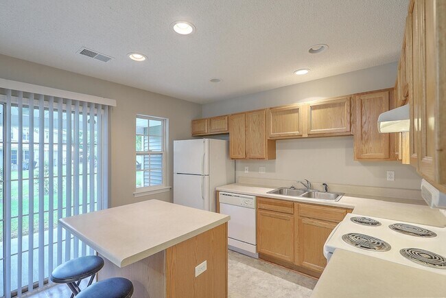 Building Photo - 8074 Shadow Oak Dr