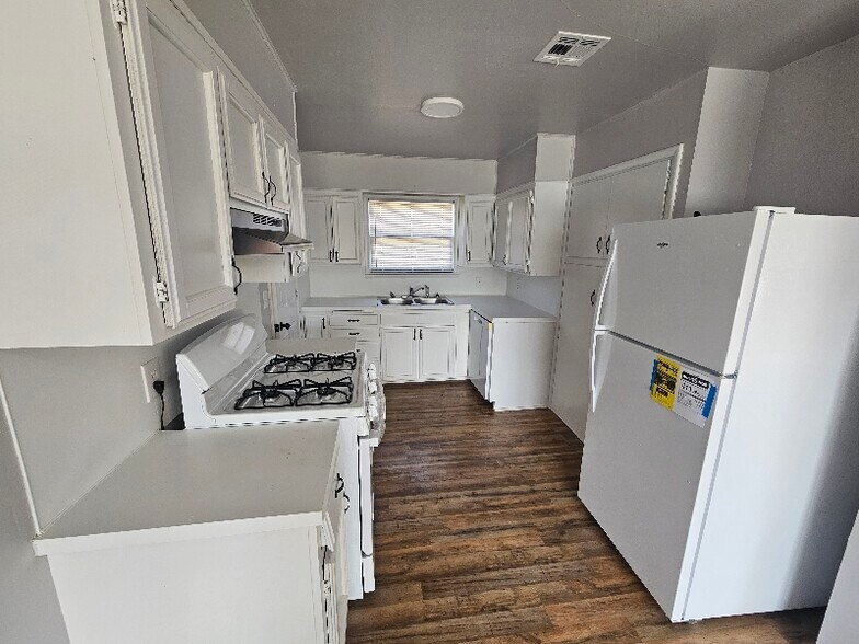 Building Photo - 1919 W 46th Pl