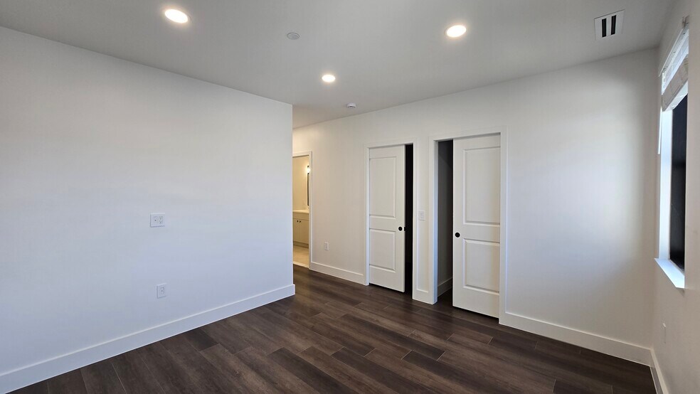 Building Photo - 75 Lake St