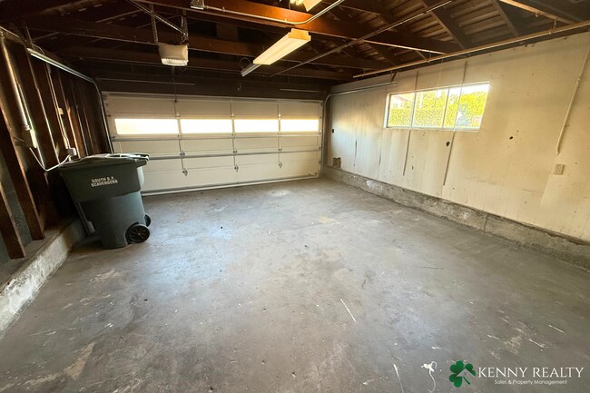 Building Photo - Bright Multi-Level 4BR Home with Two Primary Bedrooms