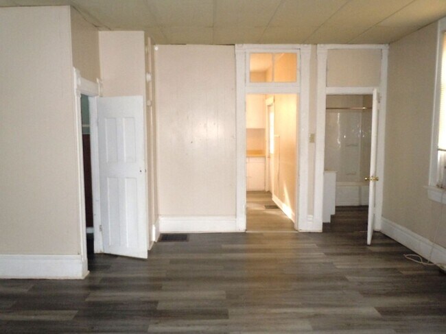 Building Photo - 227 S Chestnut St