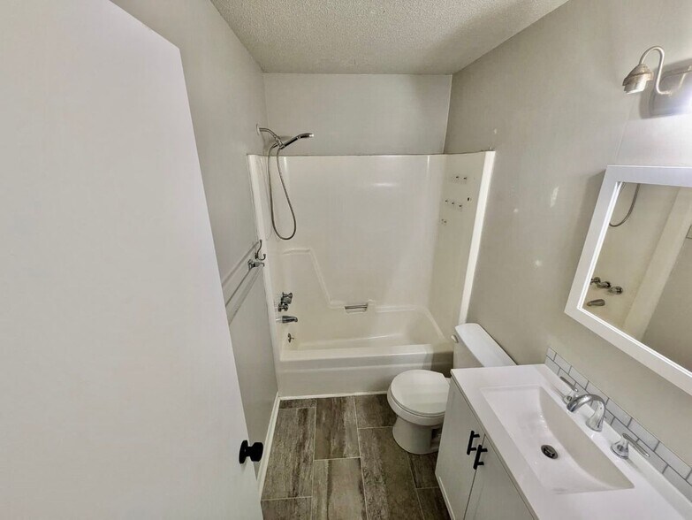 Building Photo - 143 Montague Dr