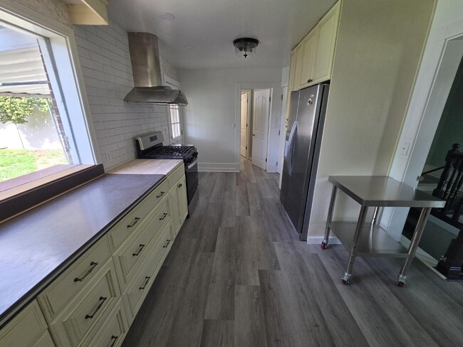 Building Photo - 309 E 200 S