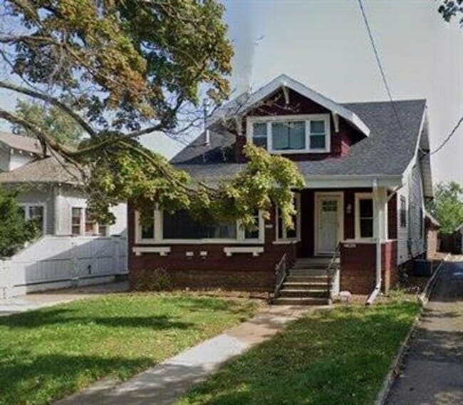 Building Photo - VIDEOTOUR: Gorgeous Victorian 4-bedroom home with Huge Garage! PETS WELCOME