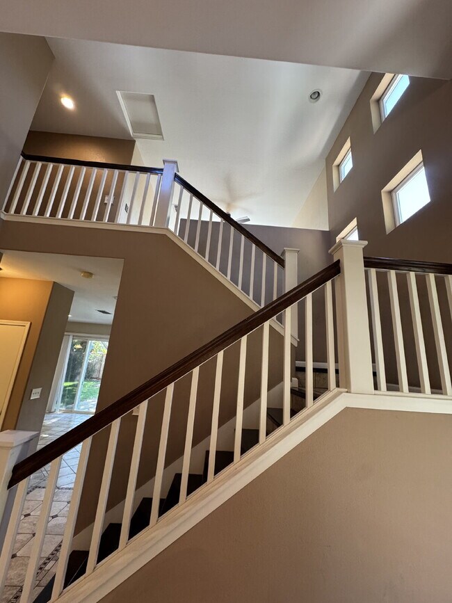 Building Photo - Gorgeous 3 Bedroom, 2 1/2 Bathroom Home in Perfect Brentwood Location