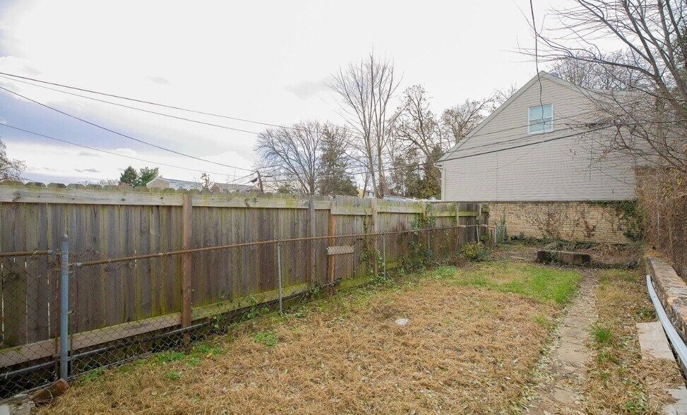 Building Photo - 6170 Lawnton St