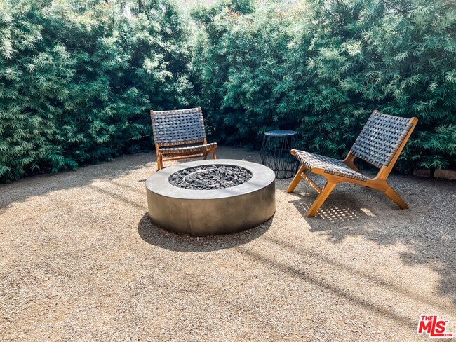 Building Photo - 3836 1/2 Seneca Ave