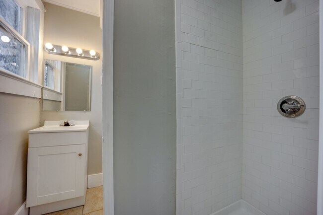 Building Photo - Freshly Updated 3 Bedroom Home