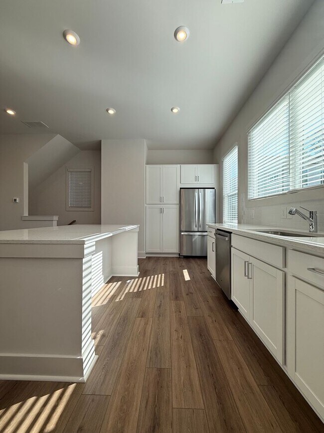 Building Photo - Gorgeous Chosewood/Grant Park Townhome