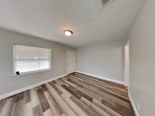 Building Photo - 3BR/1.5BA Home in Jacksonville FL w/ Spaci...