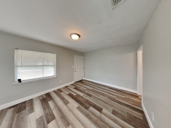 Building Photo - 3BR/1.5BA Home in Jacksonville FL w/ Spacious Yard