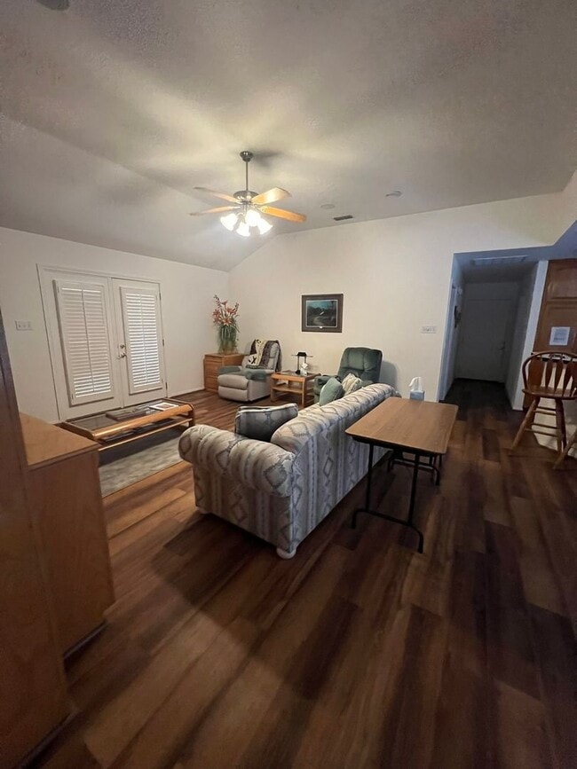 Building Photo - FULLY FURNISHED MID TERM LEASE