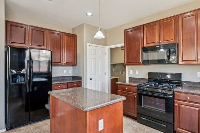 Building Photo - Beautiful 4 bedroom three bath home!