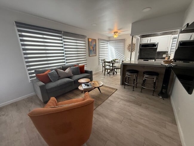 Building Photo - 423