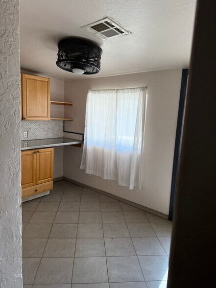 Building Photo - 2923 W Rose Ln