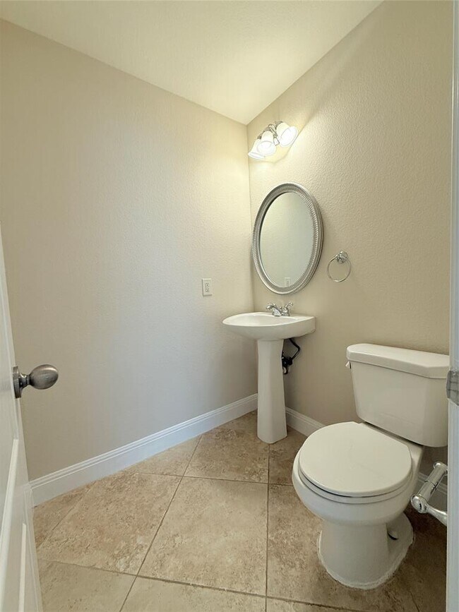 Building Photo - 2424 Arbor Dr