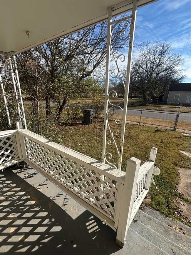 Building Photo - 815 SW H Ave