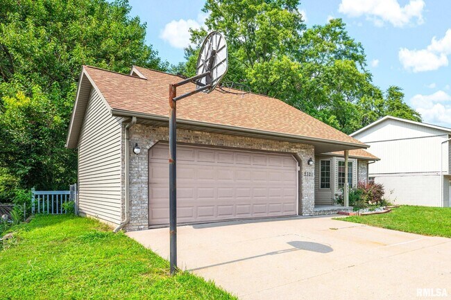 Building Photo - 2321 W Pintura Ct