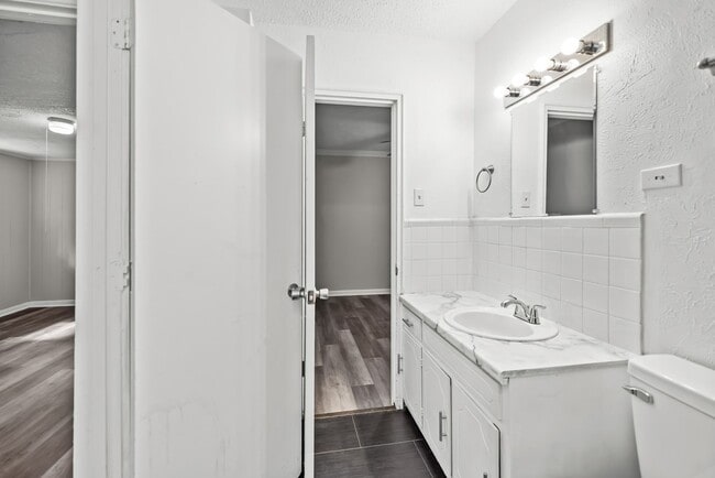 Building Photo - Charming 4 Bedroom, 2 Bathroom house