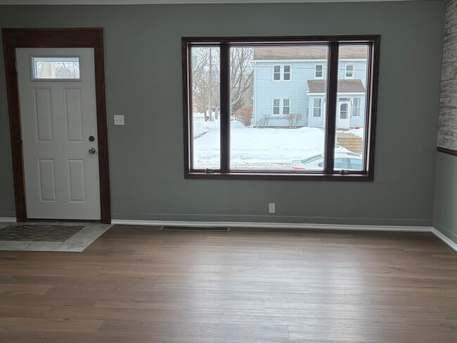 Building Photo - 629 8th Ave N