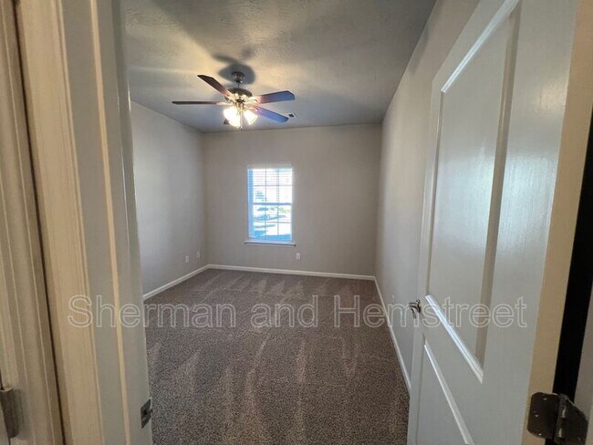 Building Photo - 734 Tarvin Cir