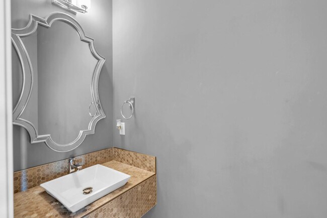 Building Photo - Luxury Home - Month-to-Month or 6-month Le...