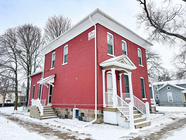 Building Photo - 218 Ferris St