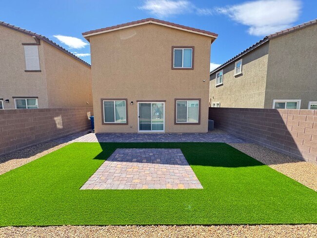 Building Photo - 4 bedroom in gated community!