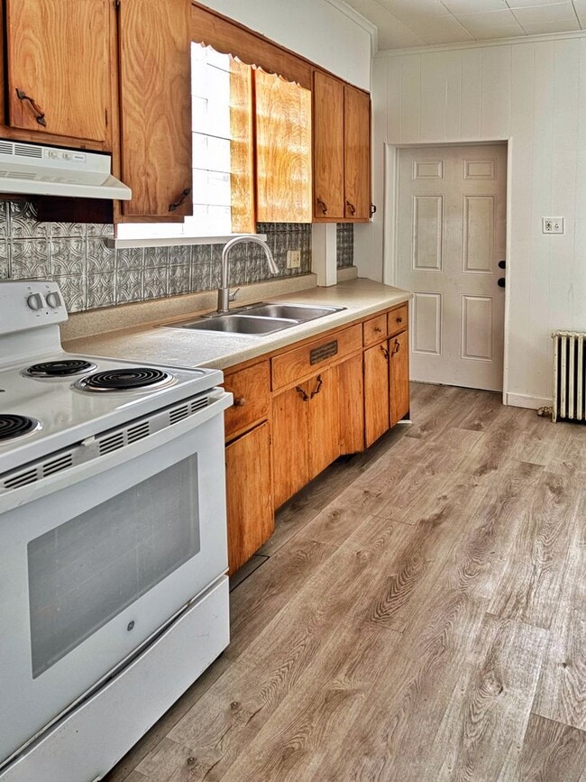 Building Photo - For Rent: 3 Bedroom, 1 Bath House – Availa...