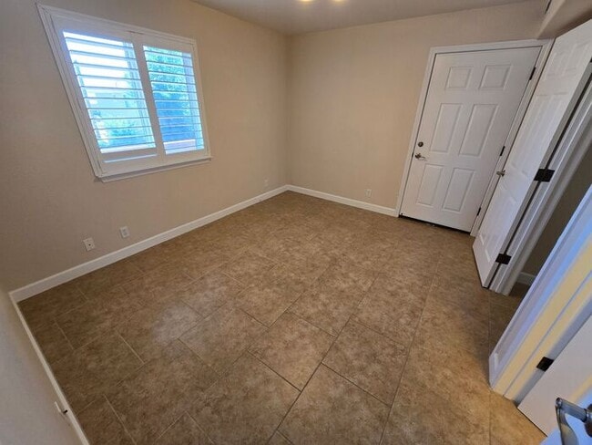 Building Photo - Charming & Bright 2BD/2BA Apartment in Mid...