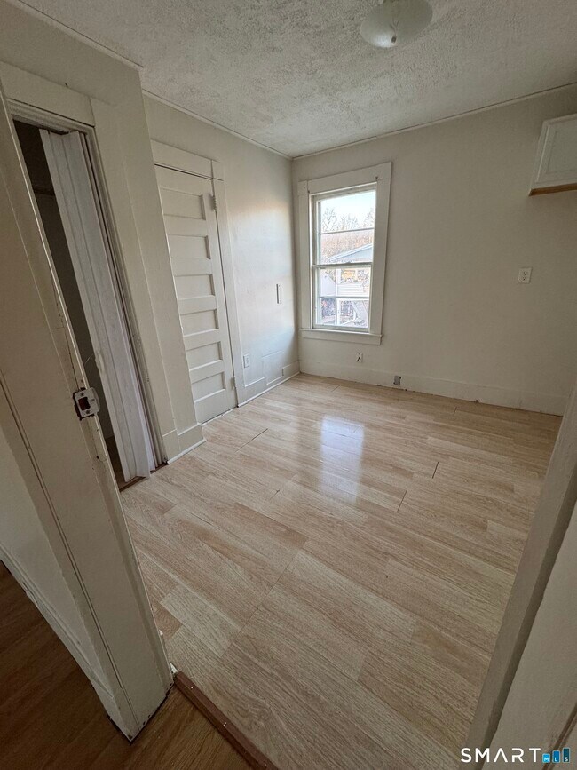 Building Photo - 77 Tulip St