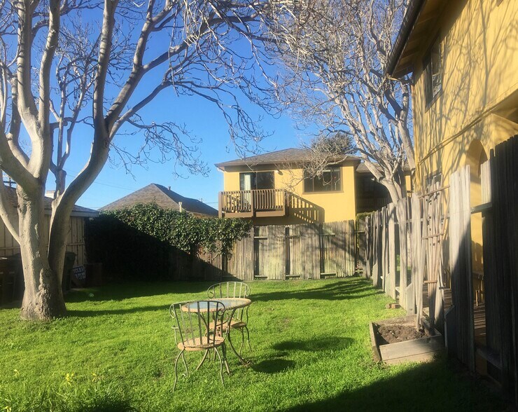 Shared Backyard - 471 Park Ave