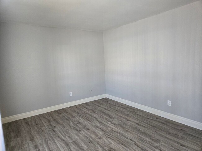 Building Photo - Fantastic and spacious 2 beds, 1.5 bath townhome in Phoenix