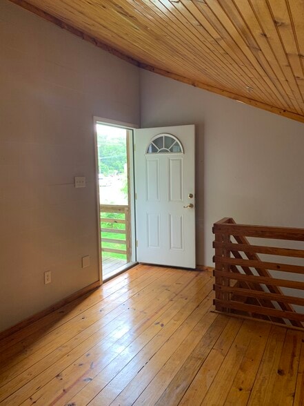 Loft door to your balcony - 1112 Cardinal St #112