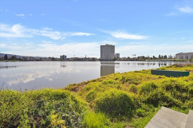 Building Photo - 1425 Lakeside Dr