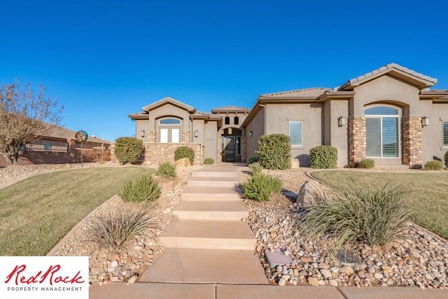 Building Photo - Stunning Fully Furnished 4 Bedroom Home. Community Pool & Mini Golf!