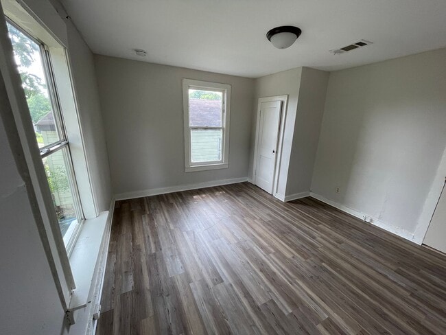 Building Photo - Remodeled 2 Bed Home