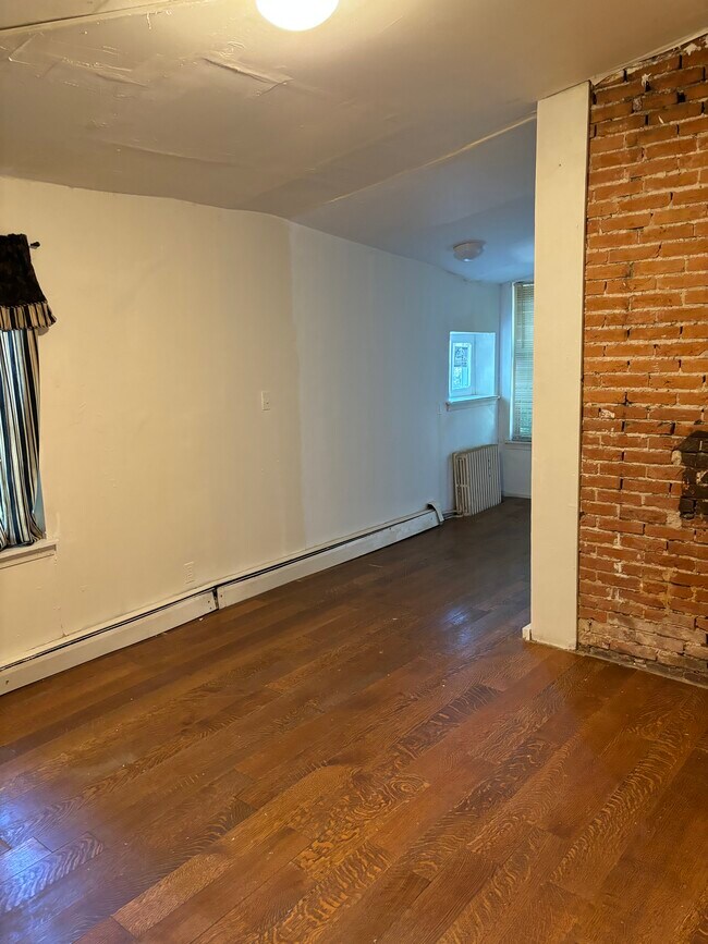 Living Room - 1326 W Pratt St