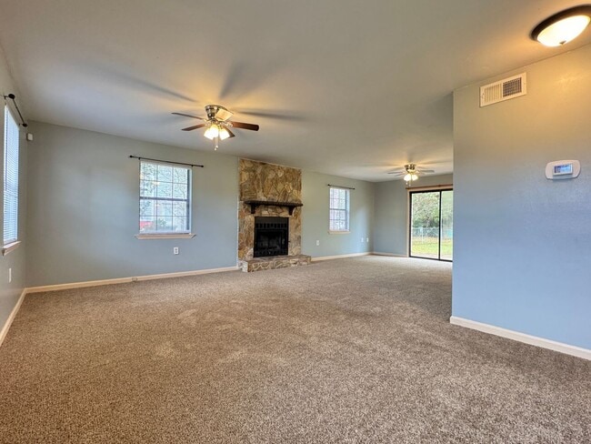 Building Photo - MOVE-IN READY!  [PET FRIENDLY]