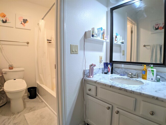 Building Photo - 2250 Monroe St