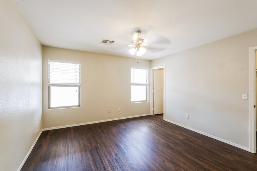 Building Photo - 11815 W Columbine Dr