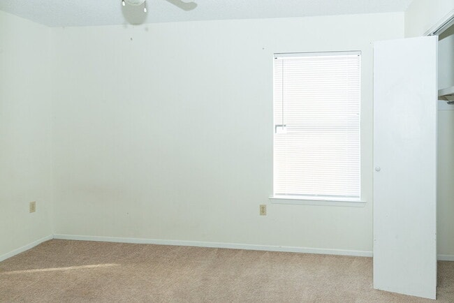 Building Photo - "Charming Townhouse on Hollywood Blvd with Spacious 1156 Sq Ft Layout!"