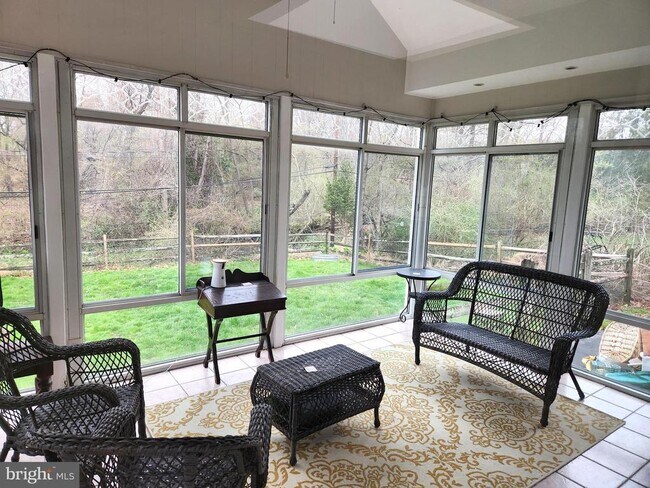 Building Photo - 5 Harlech Dr